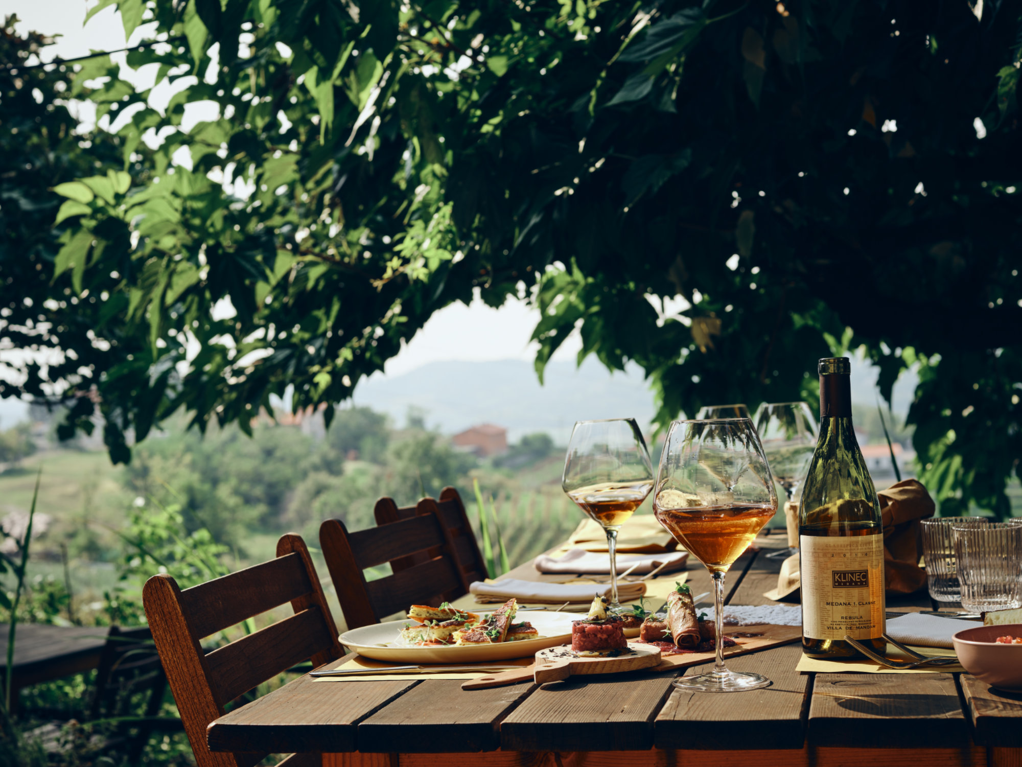 Dva brata, pršut in oranžno vino z razgledom na Brda